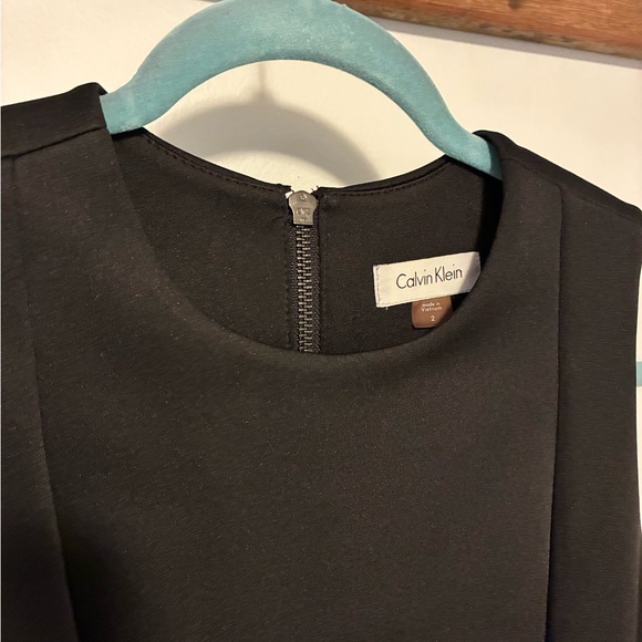 Elegant Black Sleeveless Dress - Picture 2 of 2